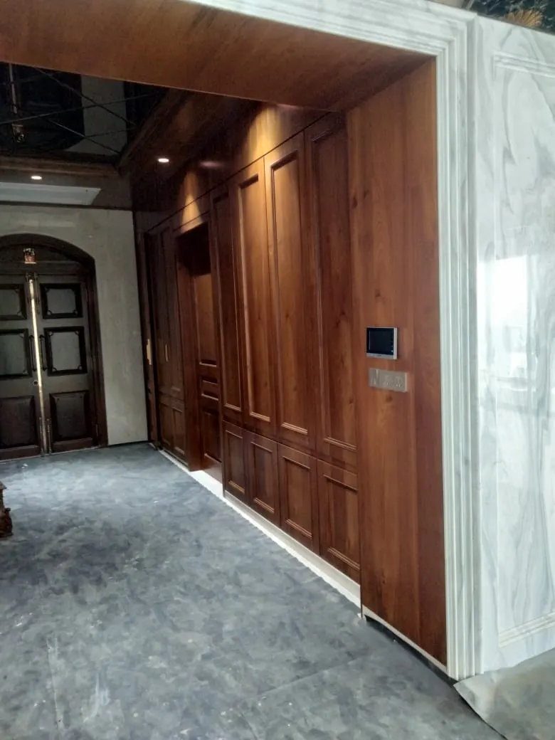 Workshop in grayscale desktop